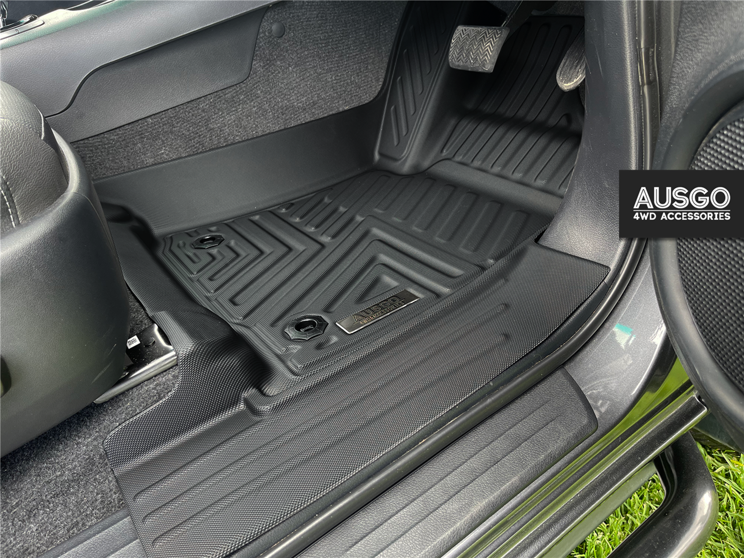 Toyota Hilux 2015-Onwards Car Floor Mats（Auto Trans）